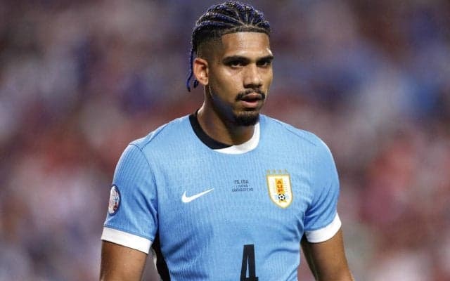 バルサからの契約延長オファーを保留するアラウホ…今後の展開やいかに