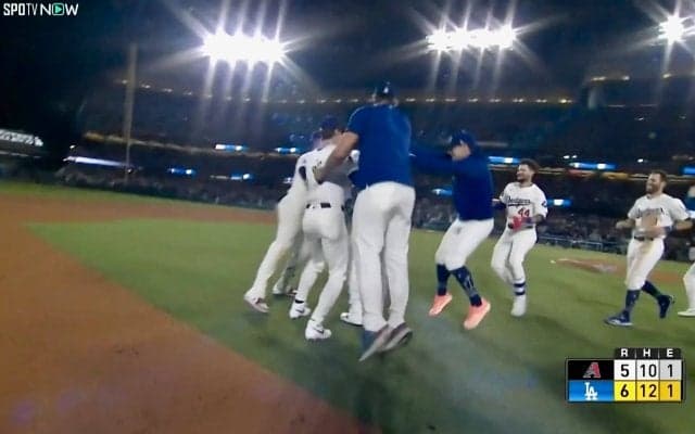 フリーマンが激走し、大谷翔平は喜び爆発！　ドジャース、9回2死から“奇跡の”逆転勝利…球場全体が歓喜に包まれた“劇的サヨナラ”の瞬間