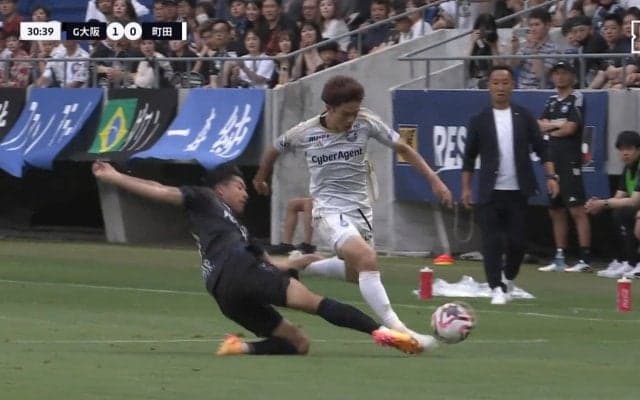 “駆け引き”もすごい！パリ五輪代表同士の白熱バトルに注目 高速ドリブラー平河悠vs超攻撃的SB半田陸がサイドでバチバチの攻防戦「ファウルを誘いましたよね」
