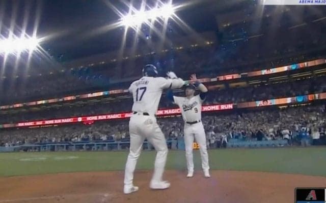 一体、何が起きた！？ 大谷翔平、超特大アーチでハプニング発生… 興奮しすぎた同僚の様子がおかしくなる「興奮しすぎw」「こんなキャラだっけ」