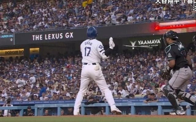 球場に響き渡る叫び！ 大谷翔平、衝撃のハプニング発生… 高速“自打球”が直撃→激痛バット投げ 「うわーっ…」「痛すぎるだろ」