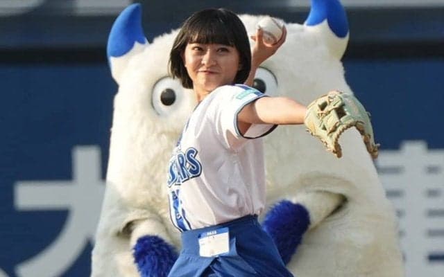 ハマスタに降臨…元チアが「相変わらず可愛い」　スカートヒラり、ハニカミ投球は「最高！」