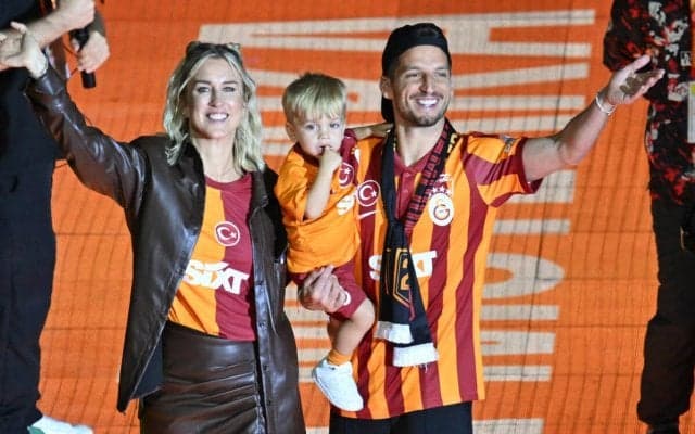 アシスト王の37歳メルテンス、ガラタサライと1年契約延長