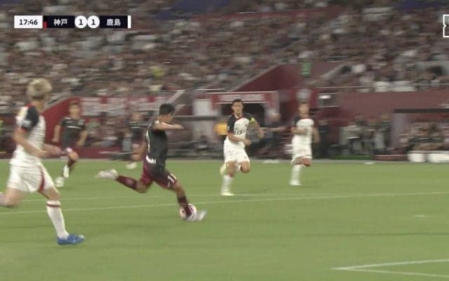やっぱレベチ！元日本代表の超絶“胸トラップ”に絶賛の声 全力ダッシュしながらロングパスをトラップ→一瞬でDFを置き去りにして逆足ゴール！完璧すぎるフィニッシュワークの一部始終