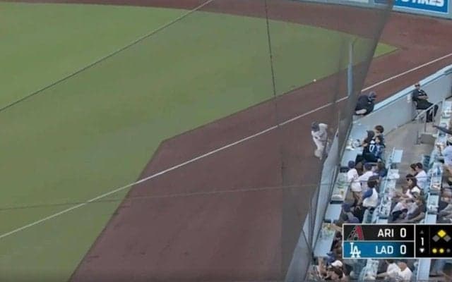 あわや病院送りの大惨事！ 痛烈な“高速打球”がボールボーイに飛ぶ→あわや直撃のハプニング発生　ファン騒然「怖すぎる…」「よく避けたな」