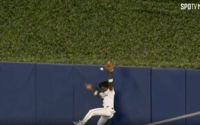 アイツは超人か…？ 一体、何が起きた…！？ フェンスに大ジャンプして激突→大飛球を“ヘディング”する衝撃プレー 「大丈夫かよ…」「中日・宇野さん以来の衝撃」