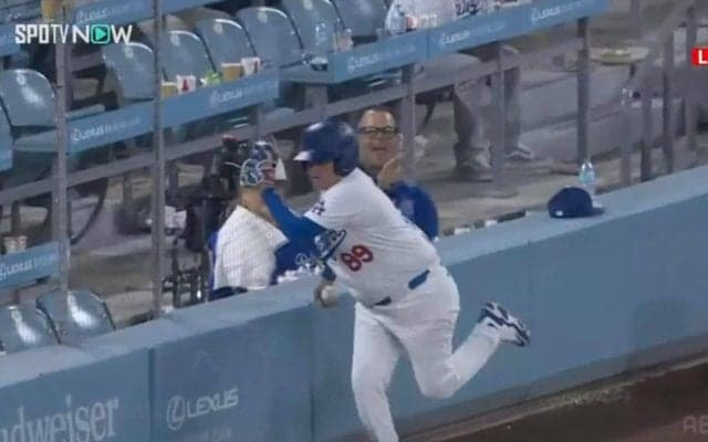 一体、何者なんだ…！？ ドジャースのボールガールが“連続ファインプレー”で球場が今日イチの盛り上がりを見せた瞬間「連チャンでうますぎw」「今日のMVP」