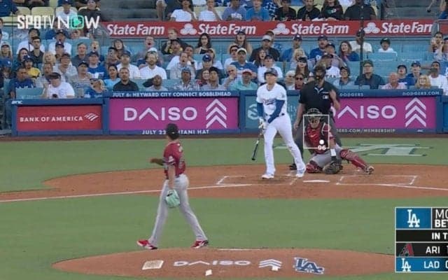 おい！どこ投げてんだよ！ ビビって“ド真ん中”に投げてしまった…！？ フリーマンの豪快弾を被弾した新人投手の様子がおかしくなる「洗礼どころの話じゃない」「そら打たれるわ」