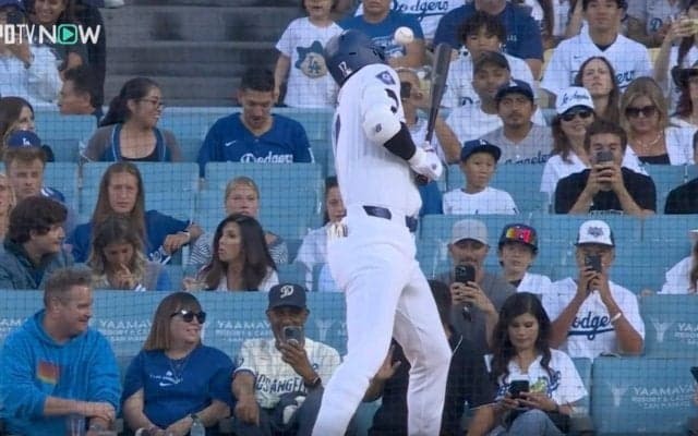 一体、何が起こった…！？ 大谷翔平にハプニング発生… 顔面付近にボールが直撃　予想外のリアクションが話題に「えっ？」「さすがに反則でしょ」