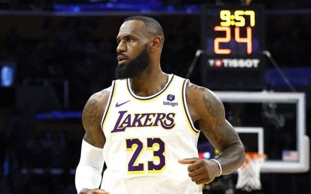 レブロン・ジェームズがレイカーズと2年約167億円で再契約合意…歴代最長タイの22年目へ