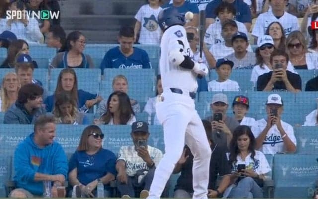 一瞬ヒヤッ…大谷翔平、デビュー登板で“ド緊張”ルーキーの暴投直撃→苦笑いの一部始終 「緊張してるな」「しゃーない」