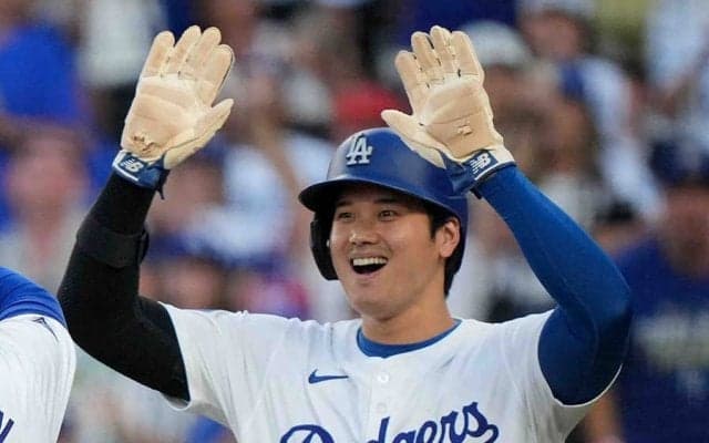 大谷翔平の背後で…しれっと“クイッ”　球宴野手のモノマネが「可愛すぎる」