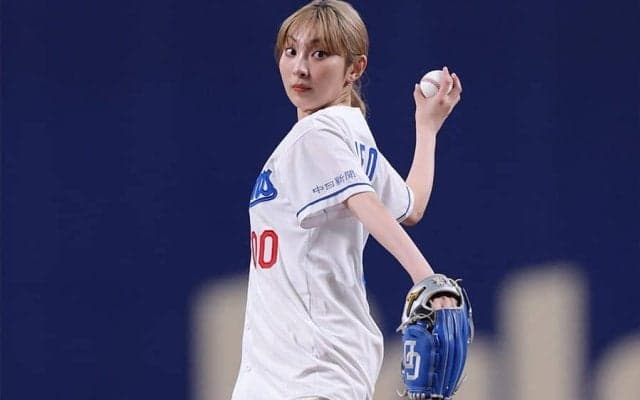 金髪歌姫が「かわいいいいいいい」　ノーバン投球→笑顔でペコリにファン感動