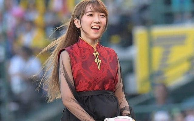 黒スカートひらひら…甲子園で輝く笑顔が「麗しい」　人気声優の豪快投球に「躍動感」