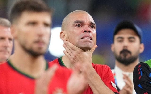 「違う結果に値した」ユーロ敗退でC・ロナウドの胸で号泣のペペ、41歳DFは自身の去就に「将来について話す時間はある」