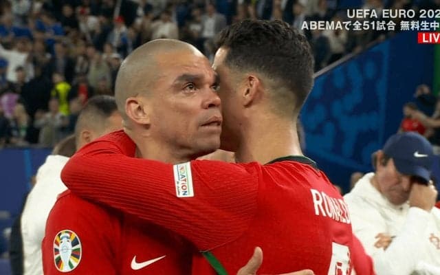 「もらい泣きした…」C・ロナウド、号泣の盟友ぺぺを励ます熱いハグ…39歳と41歳の感動シーンにファンも涙腺崩壊「これで最後の代表かな…」「ほんとにありがとう」