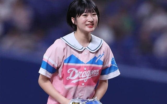 限定ユニで歓喜の1球　応募3万5678人の“代表”アイドルがふわり…マスコットの神対応も
