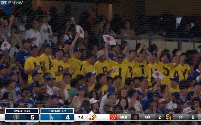 大谷翔平を祝う“謎のTシャツ応援団”登場「団結力がすごい」ファン熱狂も“まさか”　ドジャー・スタジアムが一喜一憂した「112秒間ドラマ」