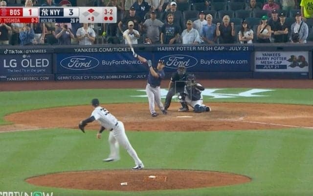 えっ？ なんで…！？ 吉田正尚、ネバネバ打法→“変態内角打ち弾”がヤバすぎると話題に　9回二死から被弾した相手投手がドン引きした瞬間「あそこ打つか？」「カッコよすぎ」