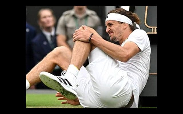  あわや大怪我ズベレフ 転倒も16強 