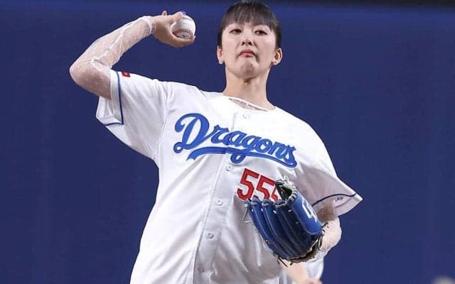 ポニテの“歌姫”が降臨…完璧投球にキュートなハイタッチ　同窓の侍右腕も拍手