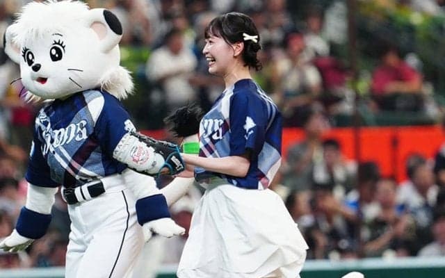 球場に現れた153センチの“女神”　ミニスカ美女が豪快投球…ノーバウンドにバンザイ大喜び