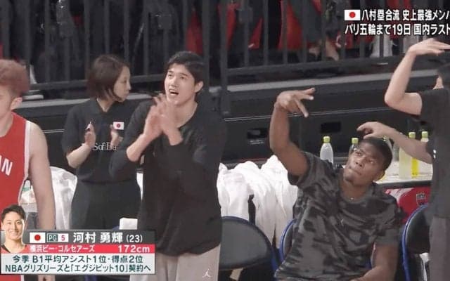 アリーナ騒然！ カッコ良すぎるだろ… 八村塁のチームメイトへの“リアクション”が話題に　3ポイントを沈めまくる司令塔・河村勇輝に反応