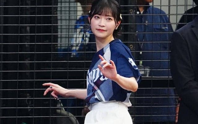 ふりふりスカートで一投…153センチの女神が「とんでもなく可愛い」　満開笑顔に「ファン感涙」