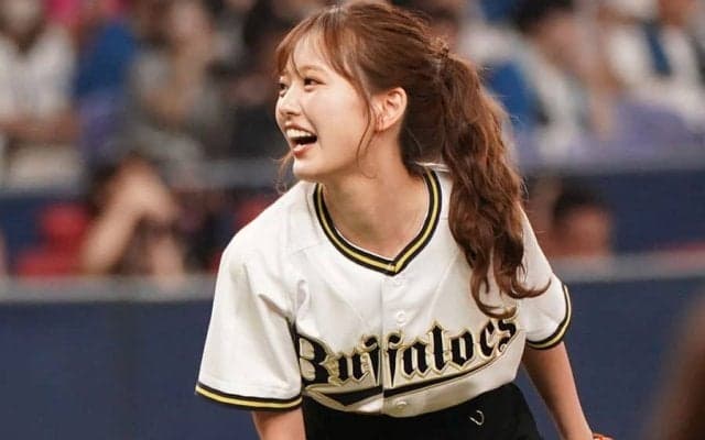 京セラDに降臨した“謎の美女は”「何者？」　ポニテなびかせ豪快投球「可愛いな」