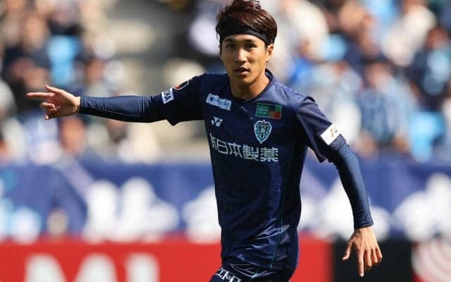「超絶お美しい」「現地でざわめきが…」金森健志がJ通算300試合出場セレモニー、祝福に現れた奥様が大きな話題に「ゴール裏が静まった…」「本当にべっぴんさん」