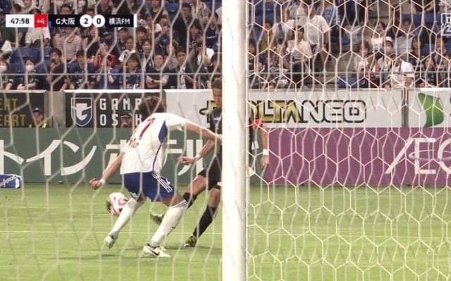 「ありえない」「魔法かよ」ドリブルで相手をひきつけて“完全ノールック”クロスからのダイビングヘッド弾炸裂！G大阪・宇佐美→ダワンのミラクル過ぎるホットラインに「えぐいわマジで」