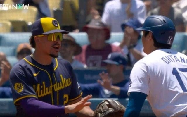 球場騒然！ 大谷翔平にまさかのクレーム？ 一体、何があった…！？ 相手野手のリアクションが話題に「もう走らないでw」「大谷さん大爆笑やん」