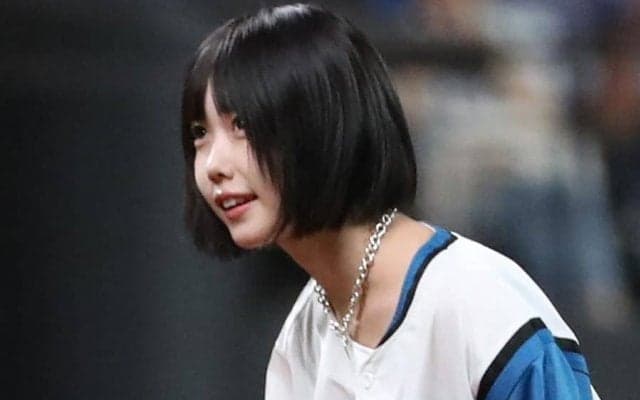 超人気タレント、ハマスタ“参戦”にX興奮「熱すぎる」　「最強にかわいい」始球式から1年