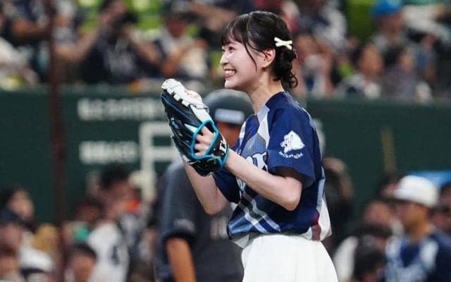 マウンドでぴょん…ミニスカ女神が「めっちゃ可愛い！」　慶大卒美女が興奮「夢のような1日」