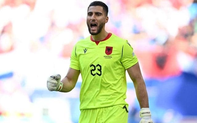 ブレントフォードGKストラコシャ、ギリシャへ！　アルバニアの砦がAEKアテネと5年契約