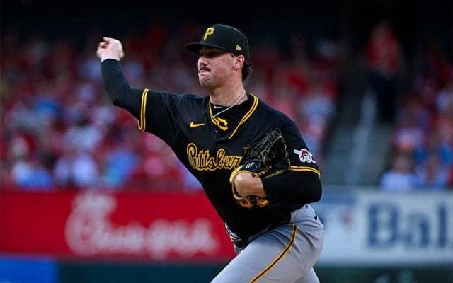 怪物新人の超ビッグカップルの側に“謎の男”　一緒に乗船…お祝いにも「いつもいる」