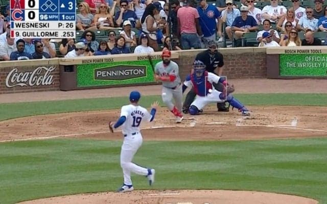 おい！ 何やってんだよ！ 強烈な打球に“素手キャッチ”で大失敗… 危険すぎる謎プレーにファン騒然「普通にダメだろw」「怒られるでしょ」