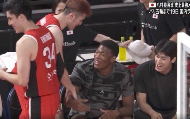 八村塁に“異変”が起きた？ まさかのリアクション　一体、何が起きた…！？ “リアル桜木”川真田がベンチで見せた謎の動きが話題に 「こういうとこ好き」「マイキー愛されすぎ」