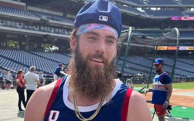 大谷翔平と笑顔でハグ「大ファンだから」　元エ軍の弟分が語る「ド軍で嬉しそう」