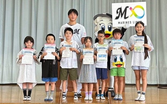 ロッテが算数ドリル配布　社会貢献プロジェクト…田中晴が小学校訪問「貴重な時間」