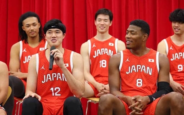 日本代表の“コー・キャプテン”渡邊雄太「歴代最強かどうかは結果が決めること」急きょ通訳するなど笑顔