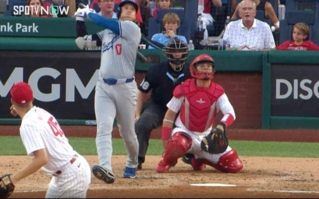 えっ？ 球場中が騙された…！大谷翔平、豪快フルスイングで“異変”が起きた…！？ 相手外野手の“動き”がおかしくなる「魔打法ｗ」「すげえ圧だな」