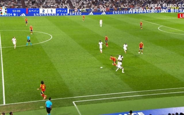 本当にディフェンダーですか？“フェイク”で敵２人を翻弄する超絶ドリブルを炸裂した瞬間「ラポルトは地味に最高級」「キャリーやばすぎ」「うっま」スペイン代表DFに喝采