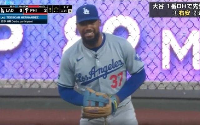 プロ野球だと絶対無理？ ボール飛んできたらどうすんだよ！ 視聴者がドキドキ… 試合中にマイクをつけて守備→インタビューで喋りまくる