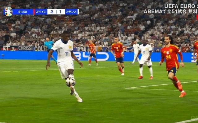 「意味不明なほど上手い！」磁石付きレベルの“変態トラップ”にネット沸騰！ 天才ドリブラーのパーフェクトタッチに中継スタッフも感嘆？「後ろ向きなのに」「やばいって」