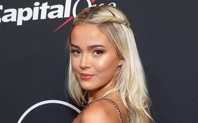 金ドレスで席巻…怪物新人の美人彼女を米絶賛　授賞式に舞い降りた「ディズニー・プリンセス」