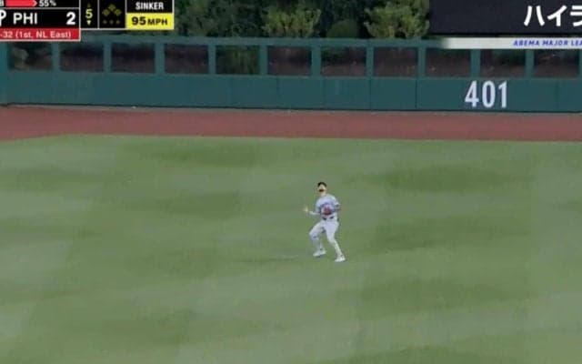 おい！ 何やってんだよ！ 一体、何が起きた…！？ ありえない“痛恨ミス”… ド軍外野手がまさかの落球「えっ？なんで？」「これはアカンやつ」