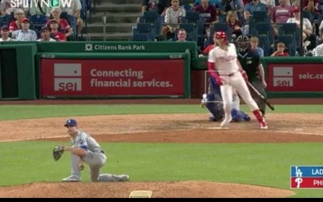 ふざけんじゃねえ！？ 70キロ台の“超スローボール”を強打者がフルスイング　“緊急登板”した野手の様子がおかしくなる「危ねっ！」「さすがにビビる」