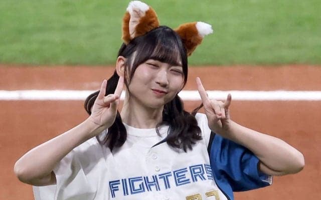 17歳美女が「天使すぎる」　北海道で腰フリフリ＆照れ笑顔の一投、異例の反響止まらず