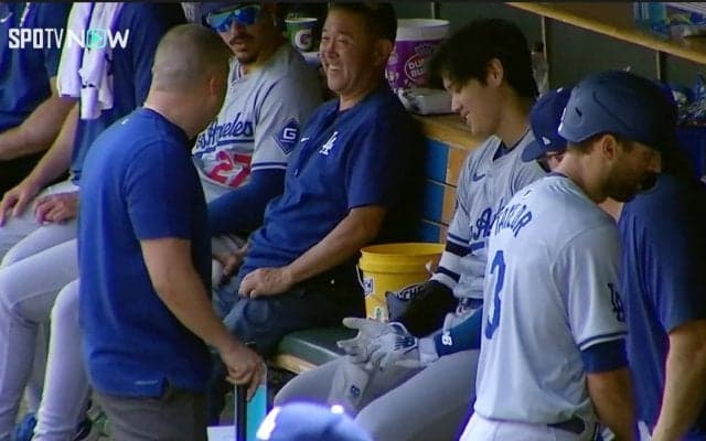 ベンチで羨望の眼差し！大谷翔平、通算200号の記念バッティンググローブはスタッフの手に バットと共に博物館で展示へ